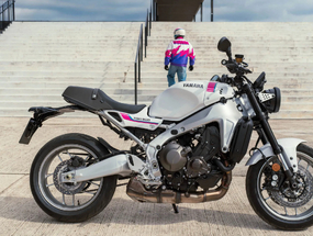 90 年代賽車魂！2027 YAMAHA XSR900 復古新色登場