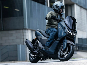2027 年式 YAMAHA NMAX / XMAX 航太藍登場！超跑基因注入