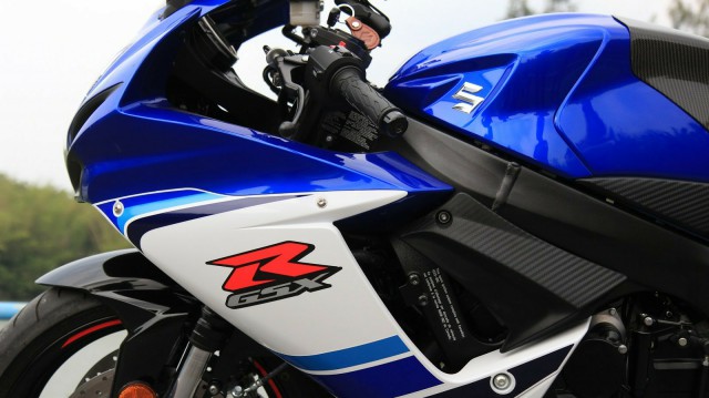 川崎忍ページ 粹鍊Rの魂-GSX-R600 開箱|黃牌/紅牌大型重機
