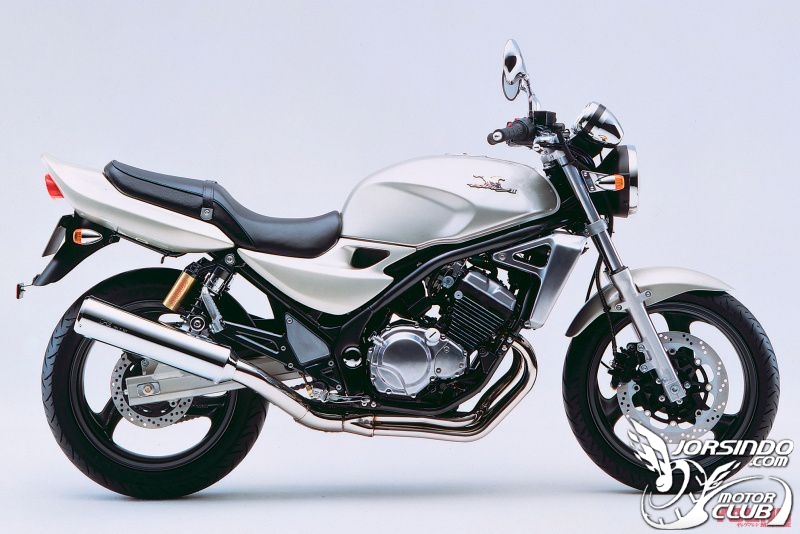 4汽缸250cc名車列傳！猛獸般的街車車款545|HONDA,KAWASAKI,SUZUKI,YAMAHA小老婆汽機車資訊網