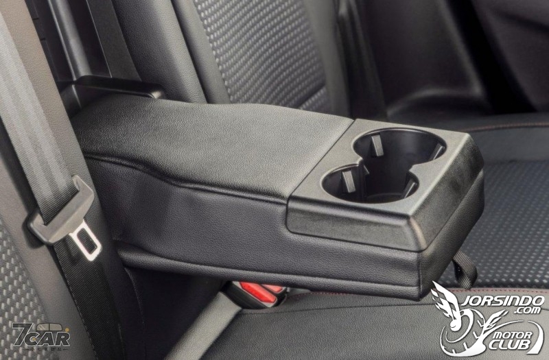 Ford Focus ST-Line ---- 後座小物品何處擺？8290|Ford,Focus小老婆汽機車資訊網