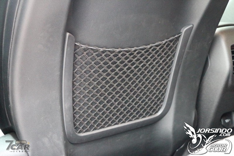 Ford Focus ST-Line ---- 後座小物品何處擺？9463|Ford,Focus小老婆汽機車資訊網