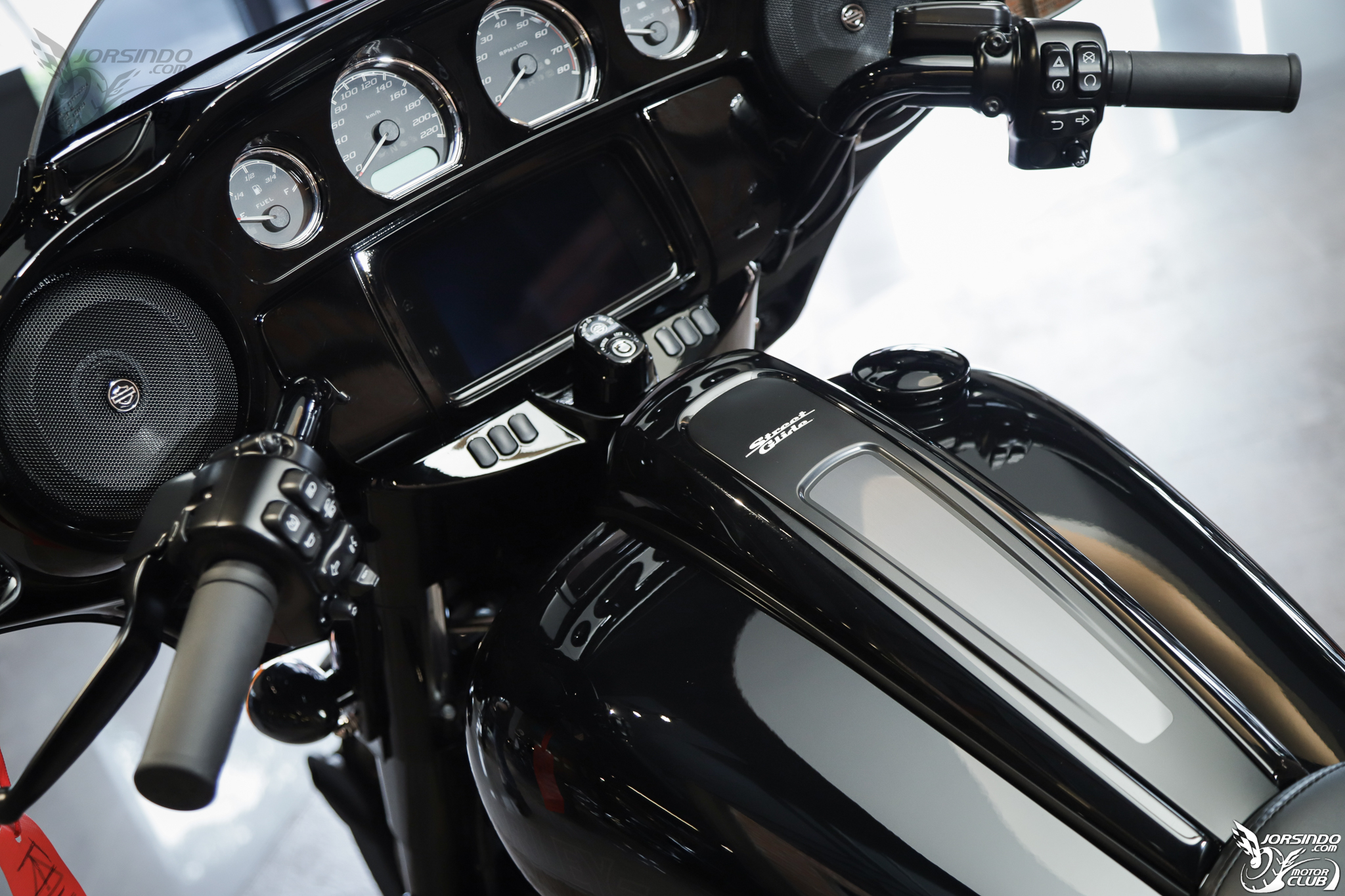 哈雷 Milwaukee-Eight 117 引擎車系新車鑑賞！近2,000c.c.美式巨獸8891|哈雷,softtail,美式機車,CVO,touring小老婆汽機車資訊網