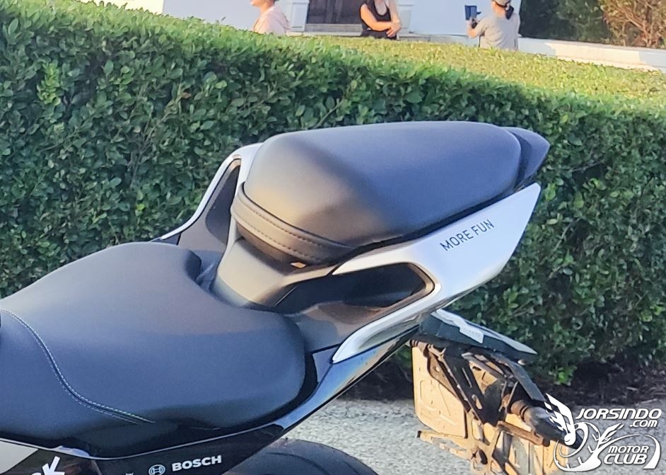 2022 CFMOTO 250SR，賽道玩家PLAY TO WIN7753|小老婆汽機車資訊網