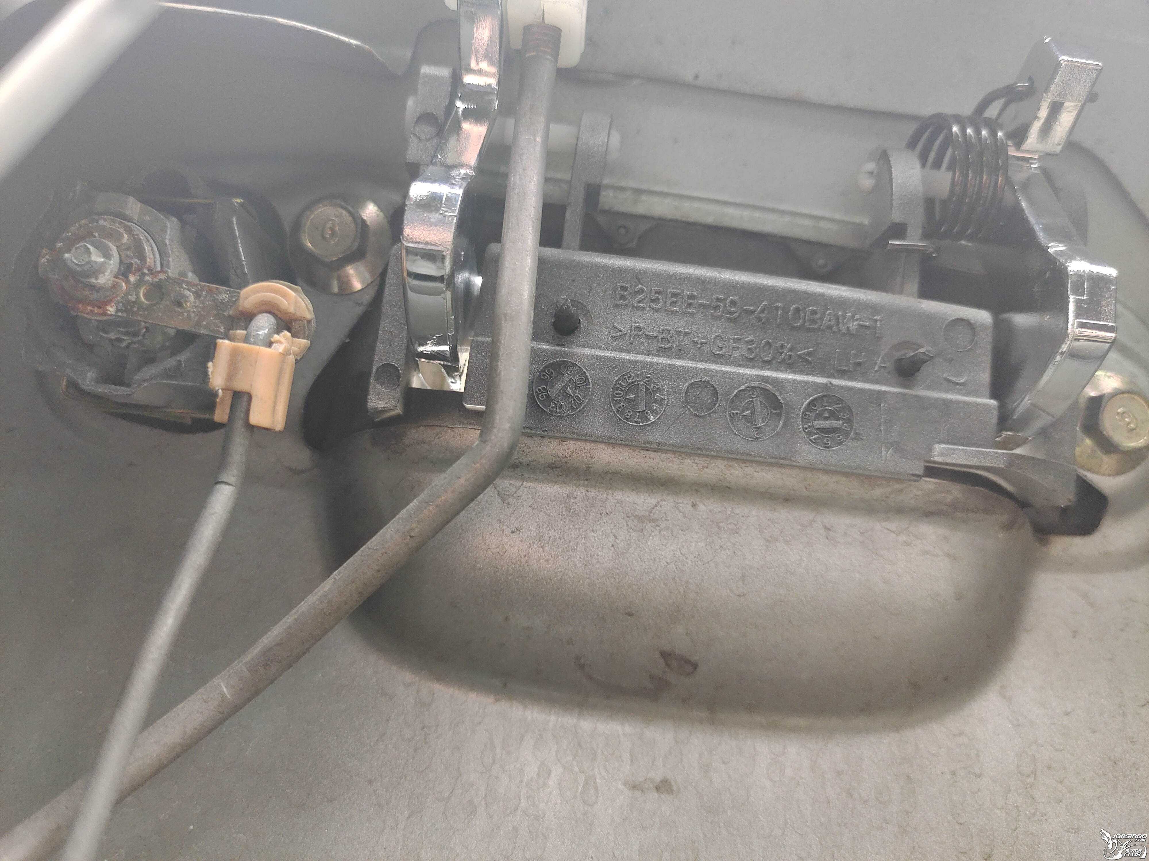 Ford Tierra 1.6 駕駛側車門外把手DIY更換8665|小老婆汽機車資訊網