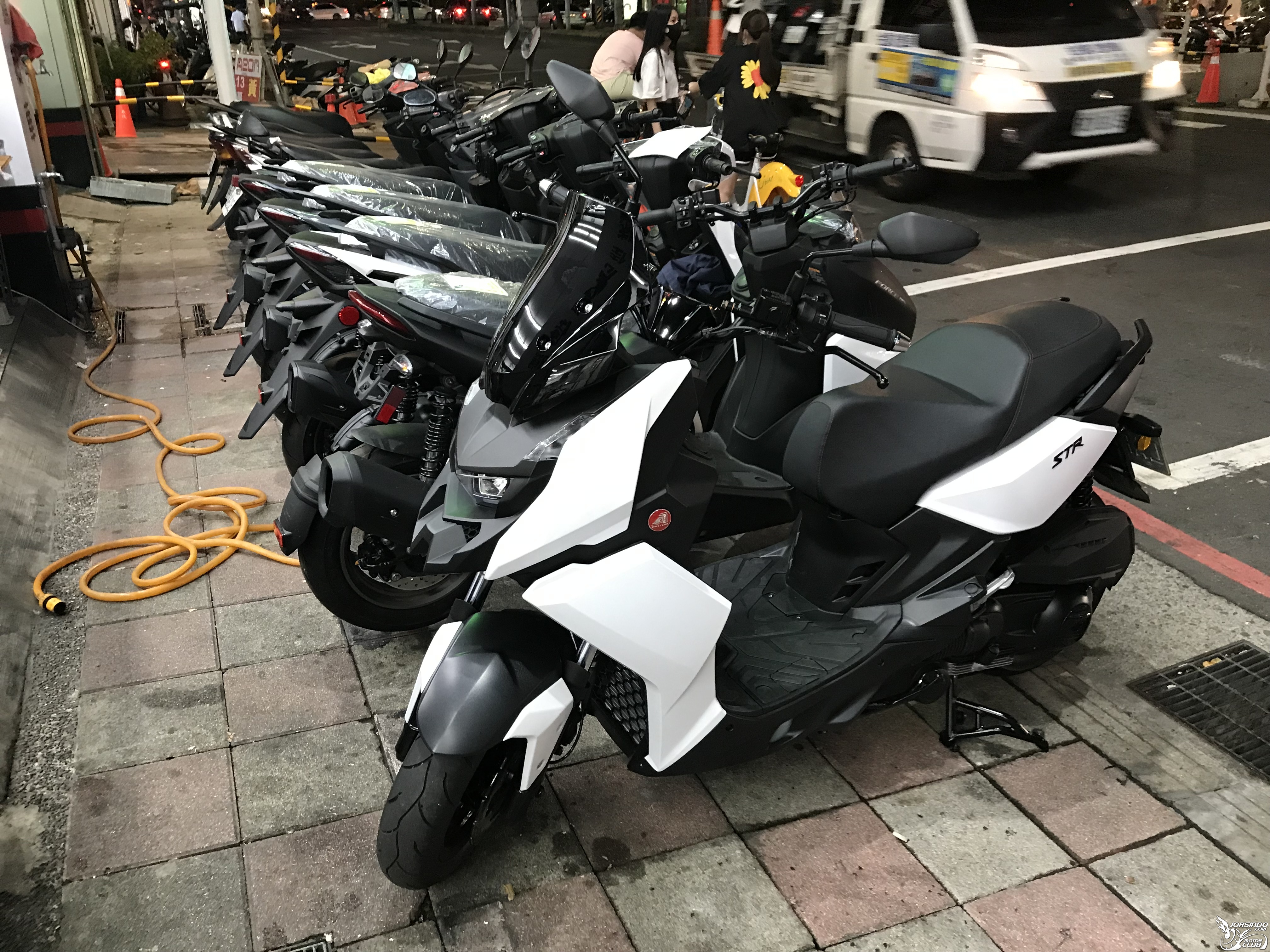 我給AEON一次機會，STR300預購與試乘8628|小老婆汽機車資訊網
