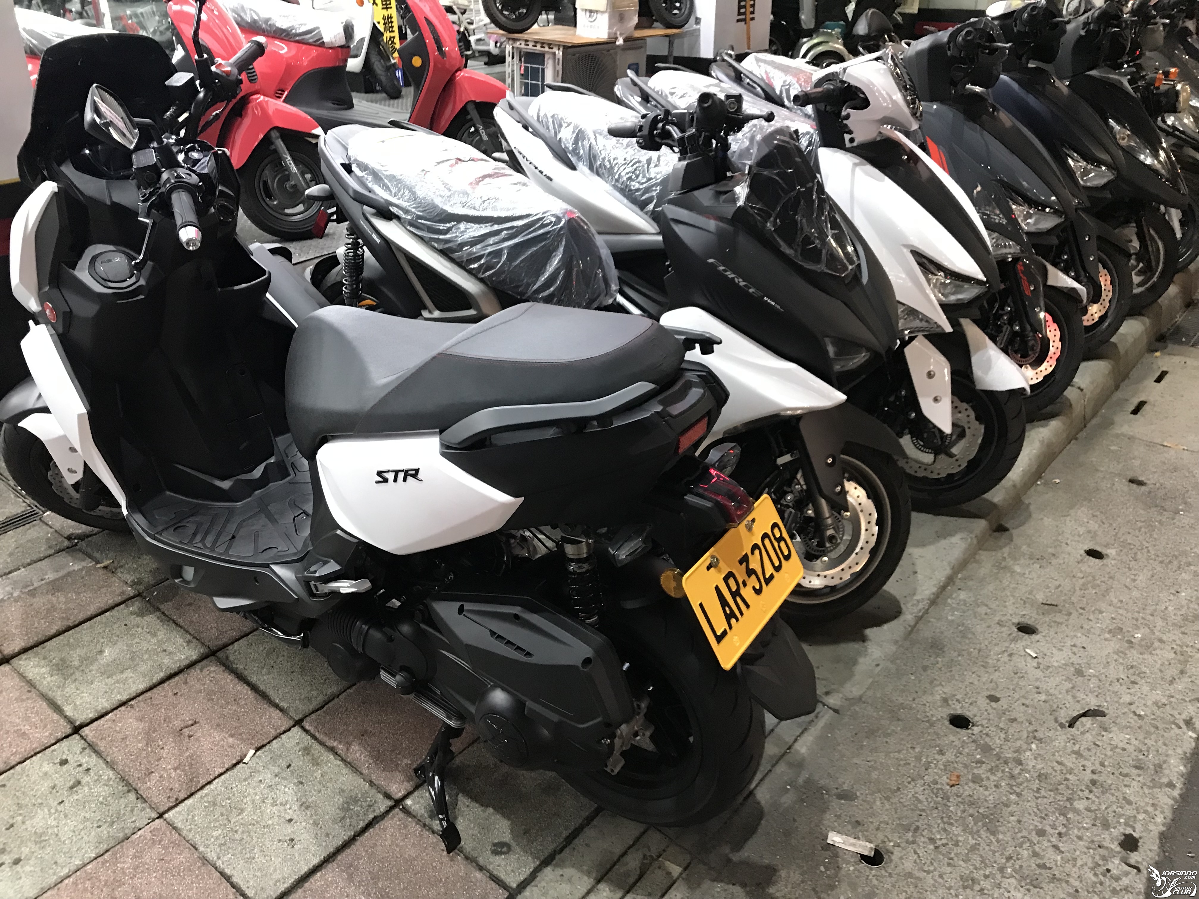 我給AEON一次機會，STR300預購與試乘8699|小老婆汽機車資訊網