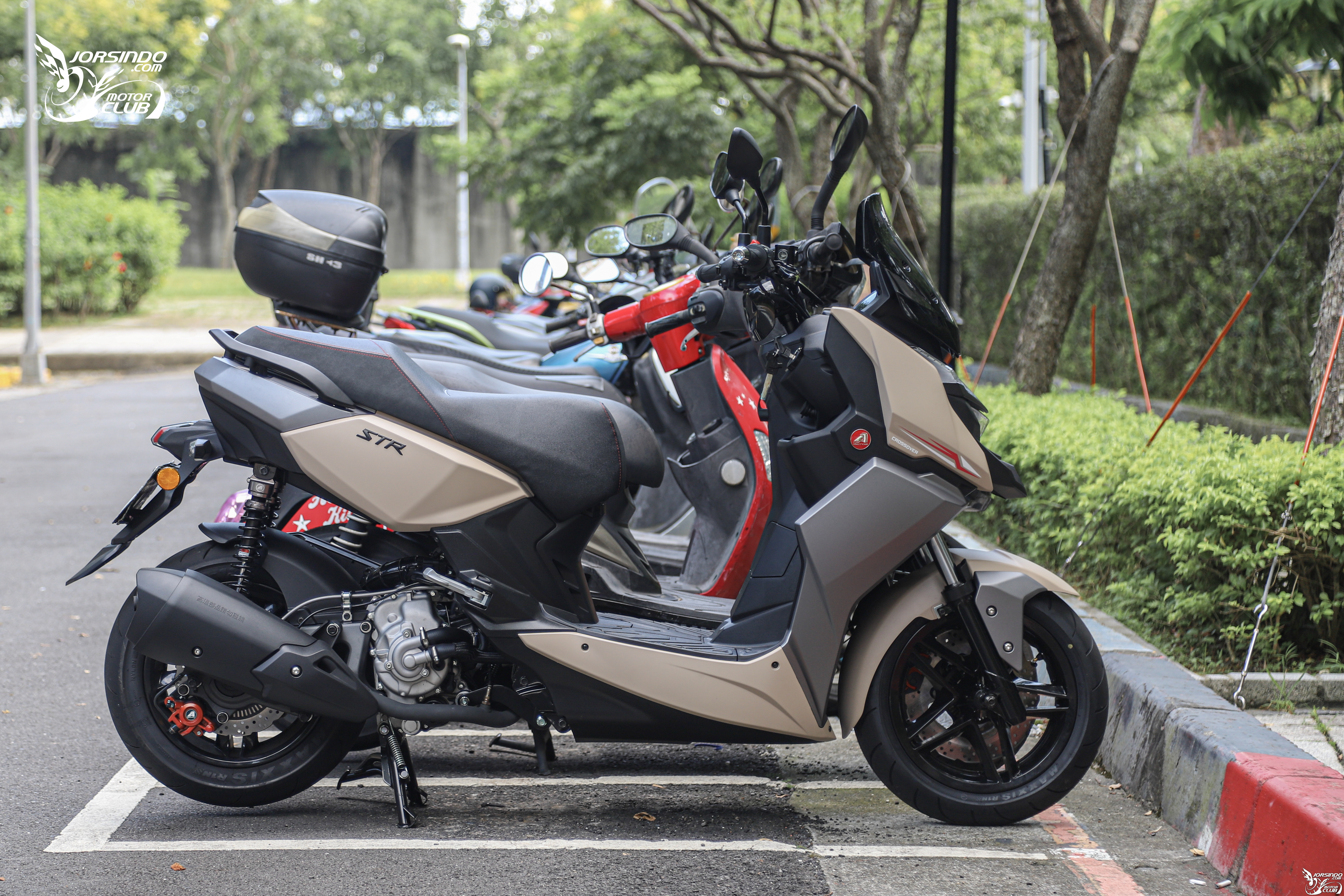 24 匹白牌速克達！Aeonmotor STR 250 新水冷之王深度試駕2210|小老婆汽機車資訊網