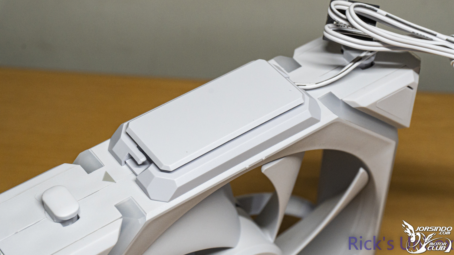 【開箱】訊號"無線化"風扇 EP.1 | LIAN LI UNI FAN SL WIRELESS 120 WHITE5473|小老婆汽機車資訊網