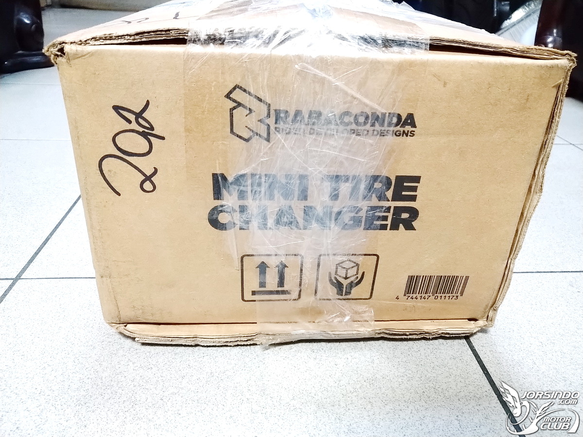專為小型越野車設計的手動拆胎機，Rabaconda Mini Tire Changer5798|小老婆汽機車資訊網