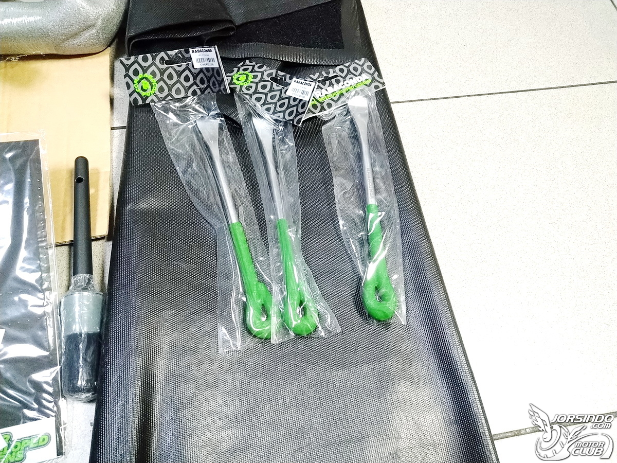 專為小型越野車設計的手動拆胎機，Rabaconda Mini Tire Changer528|小老婆汽機車資訊網