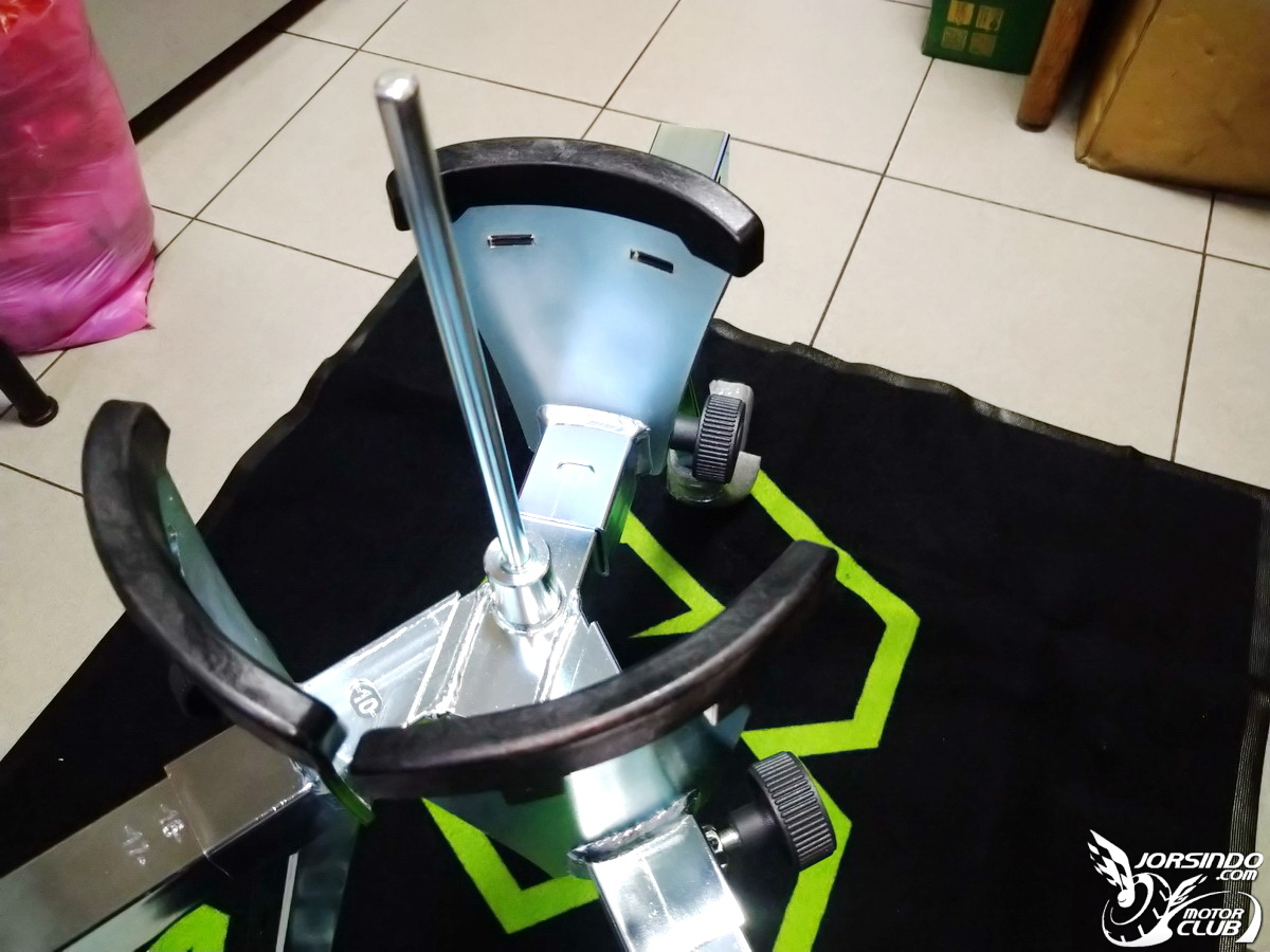 專為小型越野車設計的手動拆胎機，Rabaconda Mini Tire Changer2849|小老婆汽機車資訊網