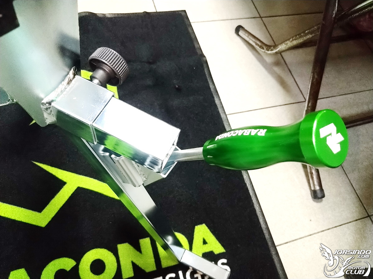 專為小型越野車設計的手動拆胎機，Rabaconda Mini Tire Changer4224|小老婆汽機車資訊網