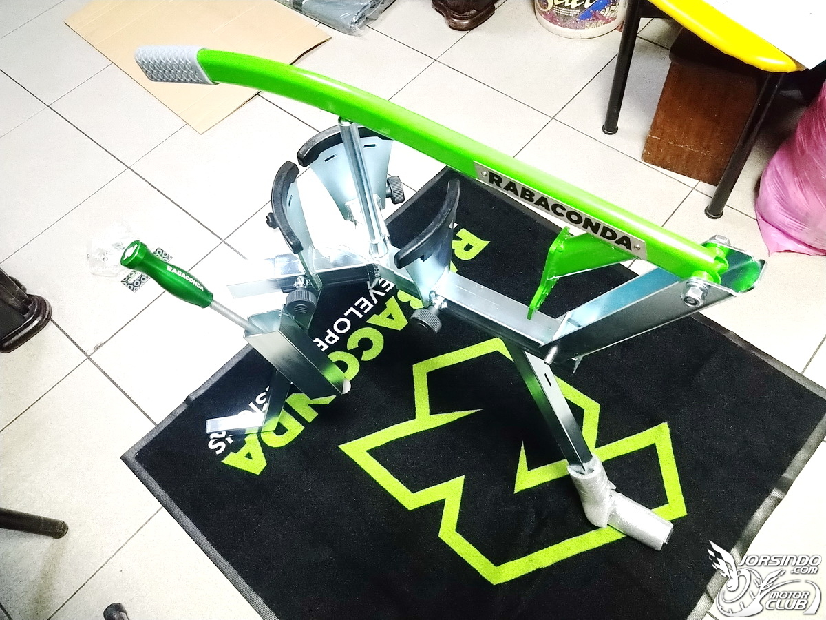 專為小型越野車設計的手動拆胎機，Rabaconda Mini Tire Changer8617|小老婆汽機車資訊網