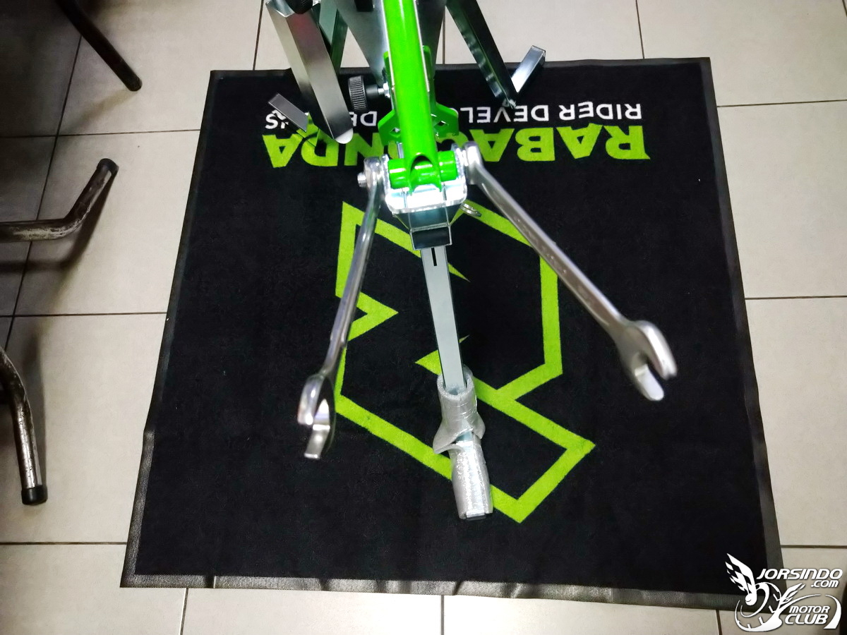 專為小型越野車設計的手動拆胎機，Rabaconda Mini Tire Changer9042|小老婆汽機車資訊網