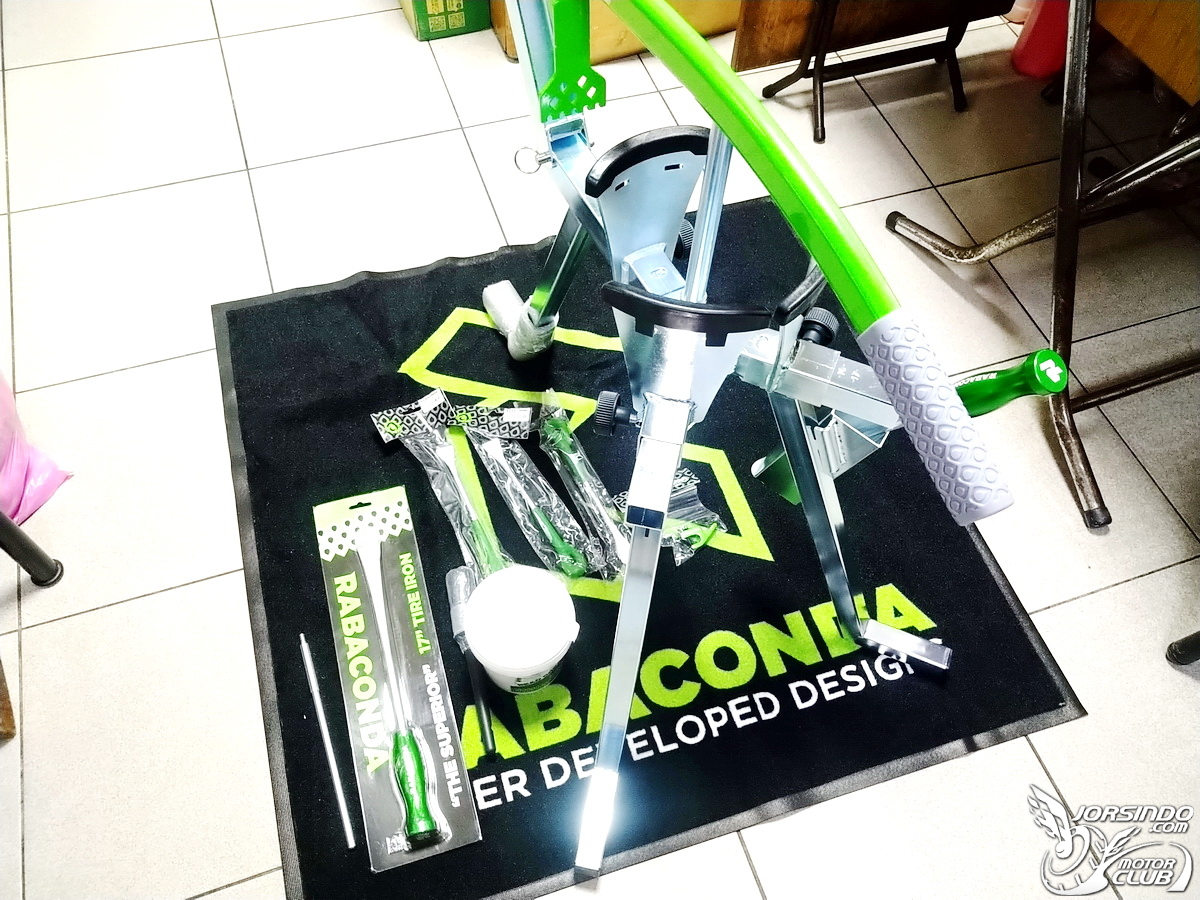 專為小型越野車設計的手動拆胎機，Rabaconda Mini Tire Changer9132|小老婆汽機車資訊網