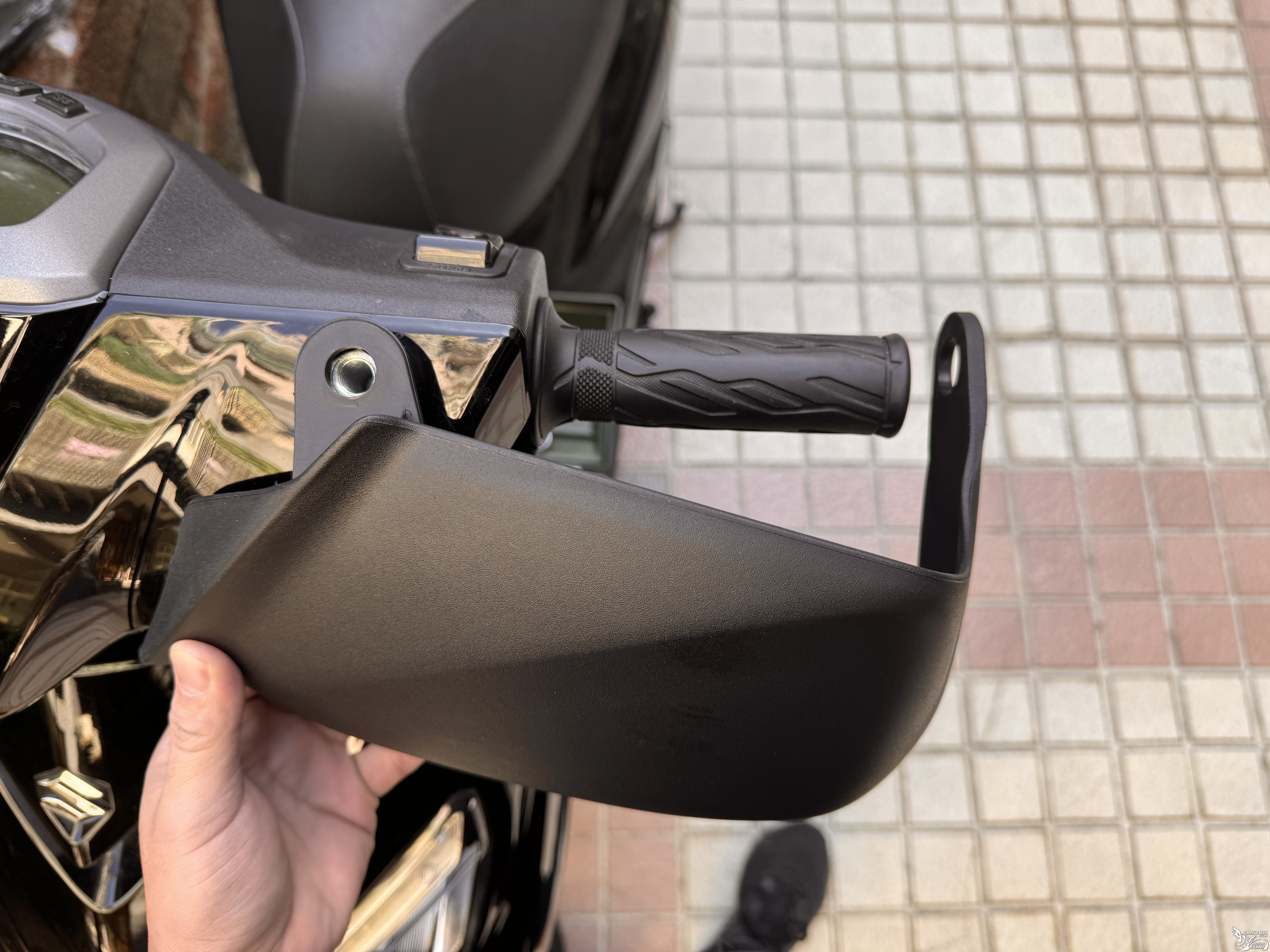 [DIY] SUZUKI Swish 冬天對策 把手護弓 (日規限定)8602|小老婆汽機車資訊網