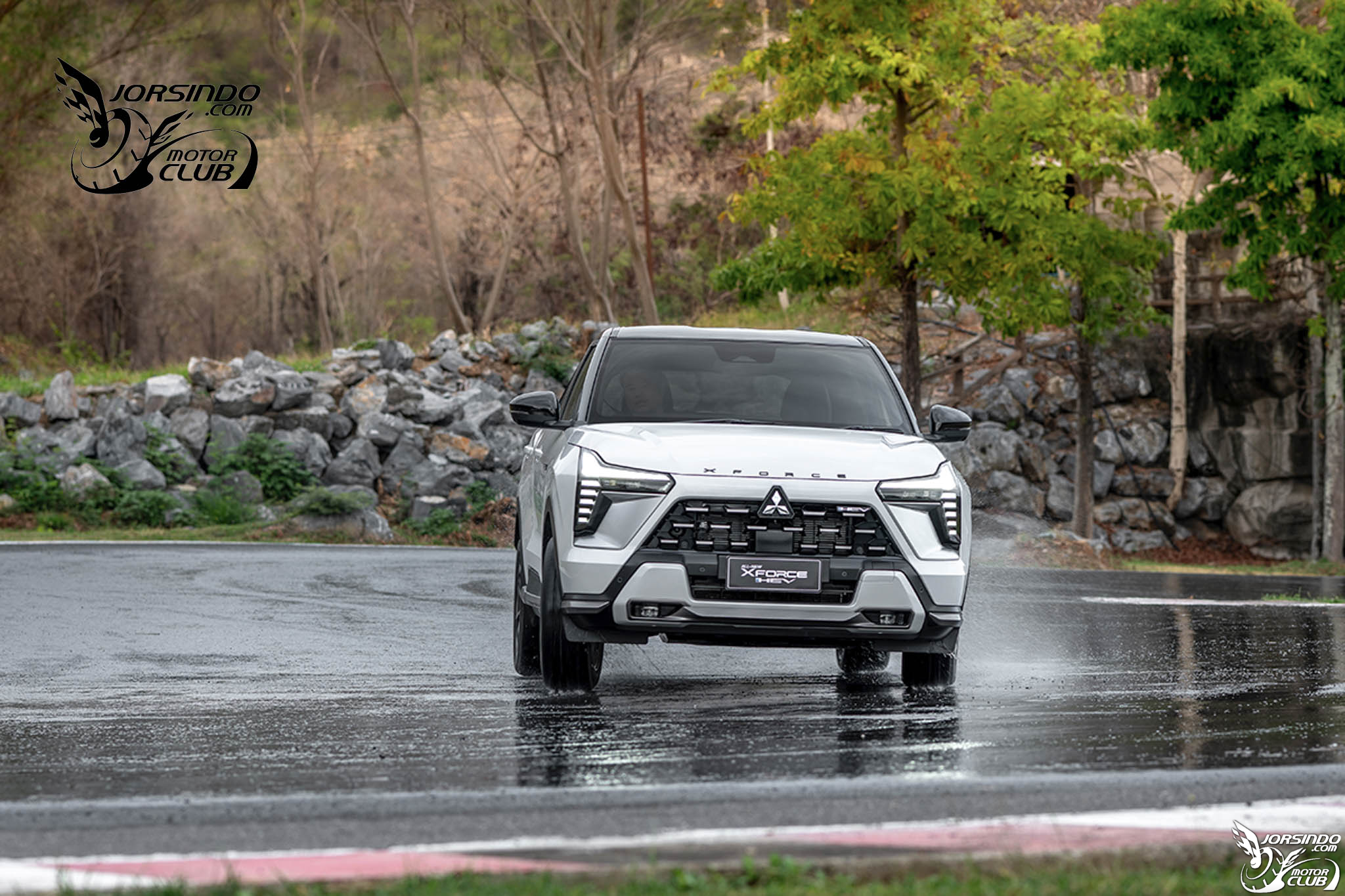 換算台幣90萬有找、24.4km/L油耗！三菱XForce HEV泰國上市3260|小老婆汽機車資訊網