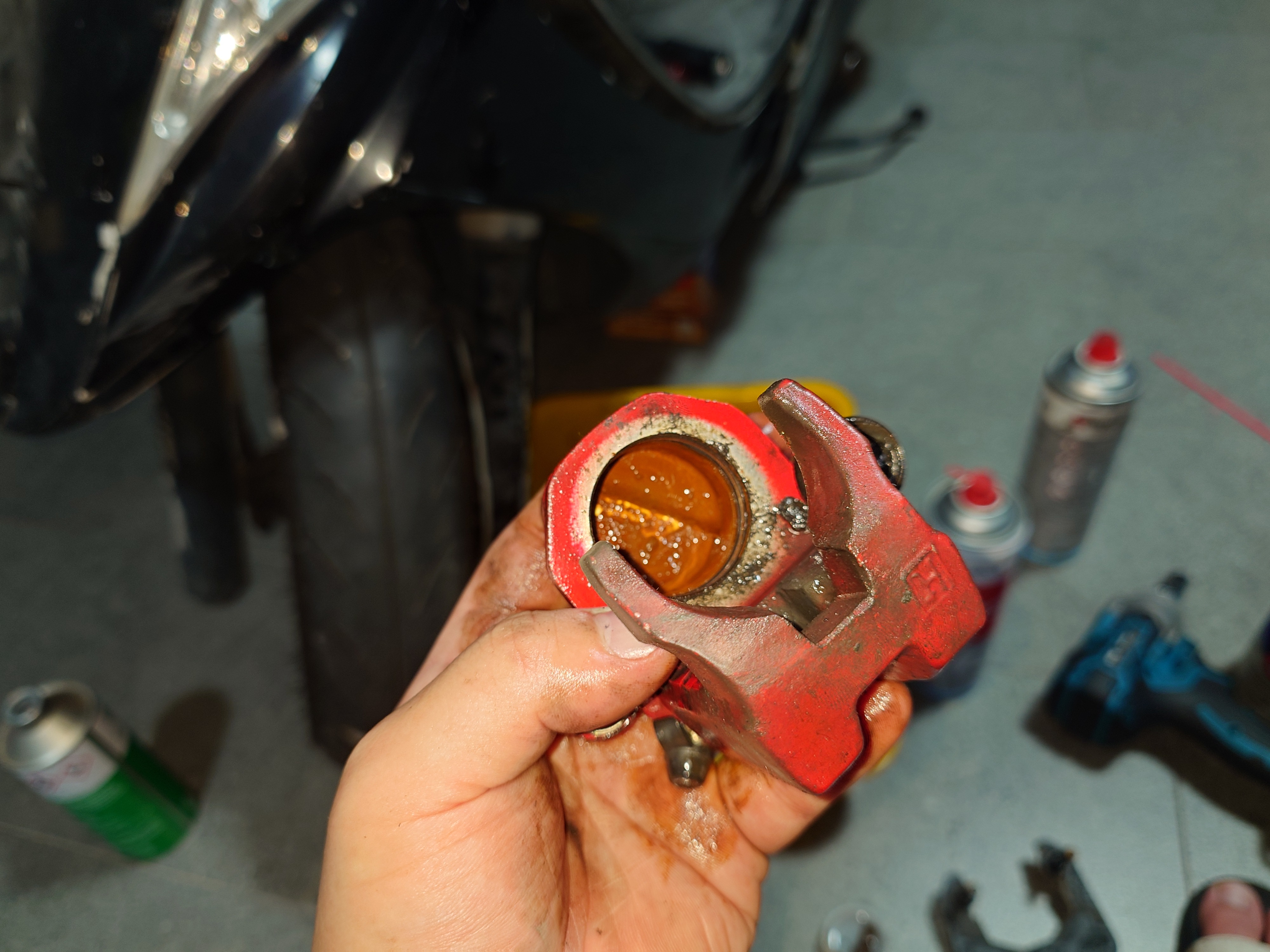 2006年化油老GP125，DIY整理卡鉗2414|小老婆汽機車資訊網