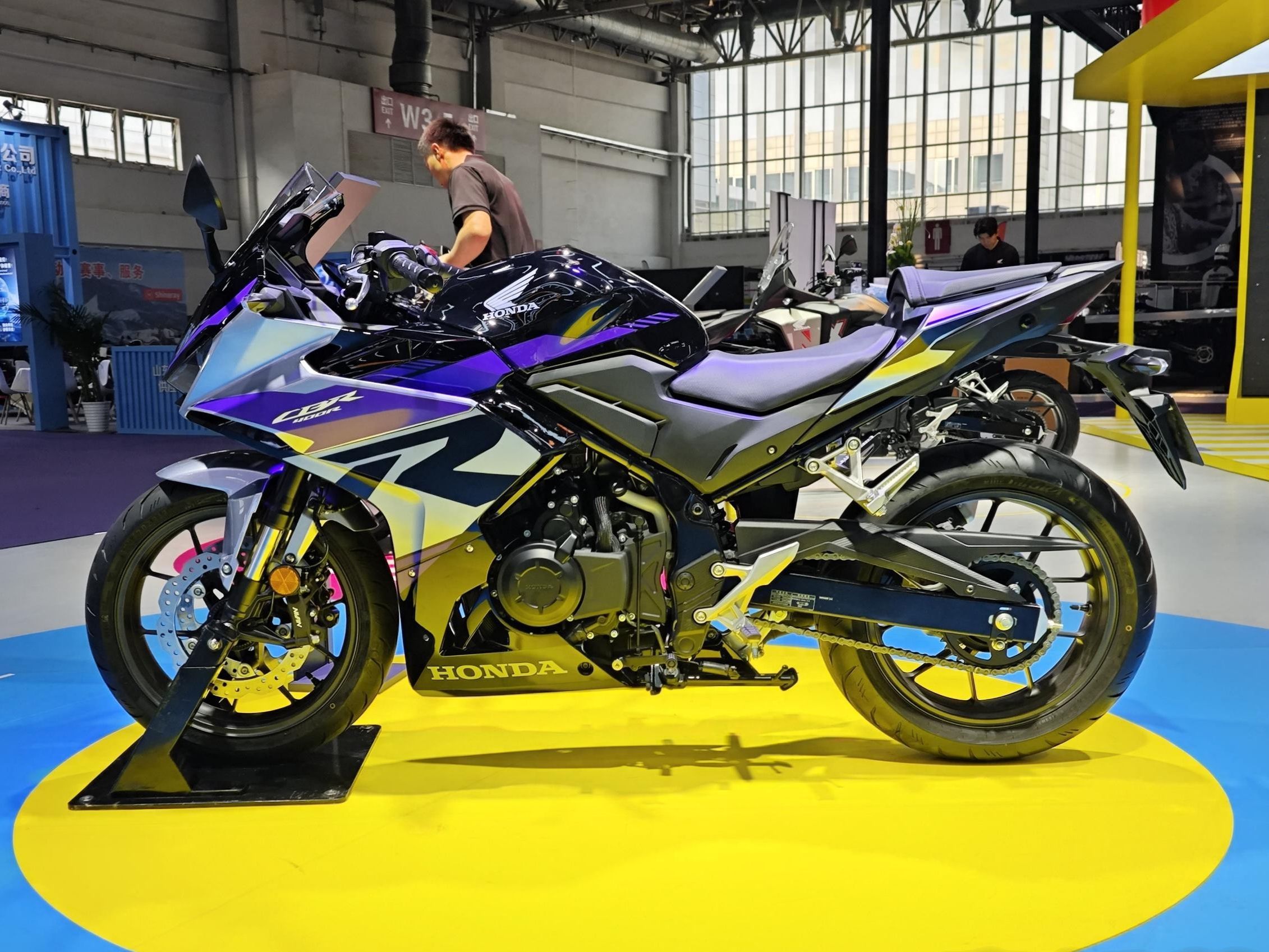 [北京摩展]新款HONDA CBR400R 全球首发，这配色是有多亮眼6488|小老婆汽機車資訊網