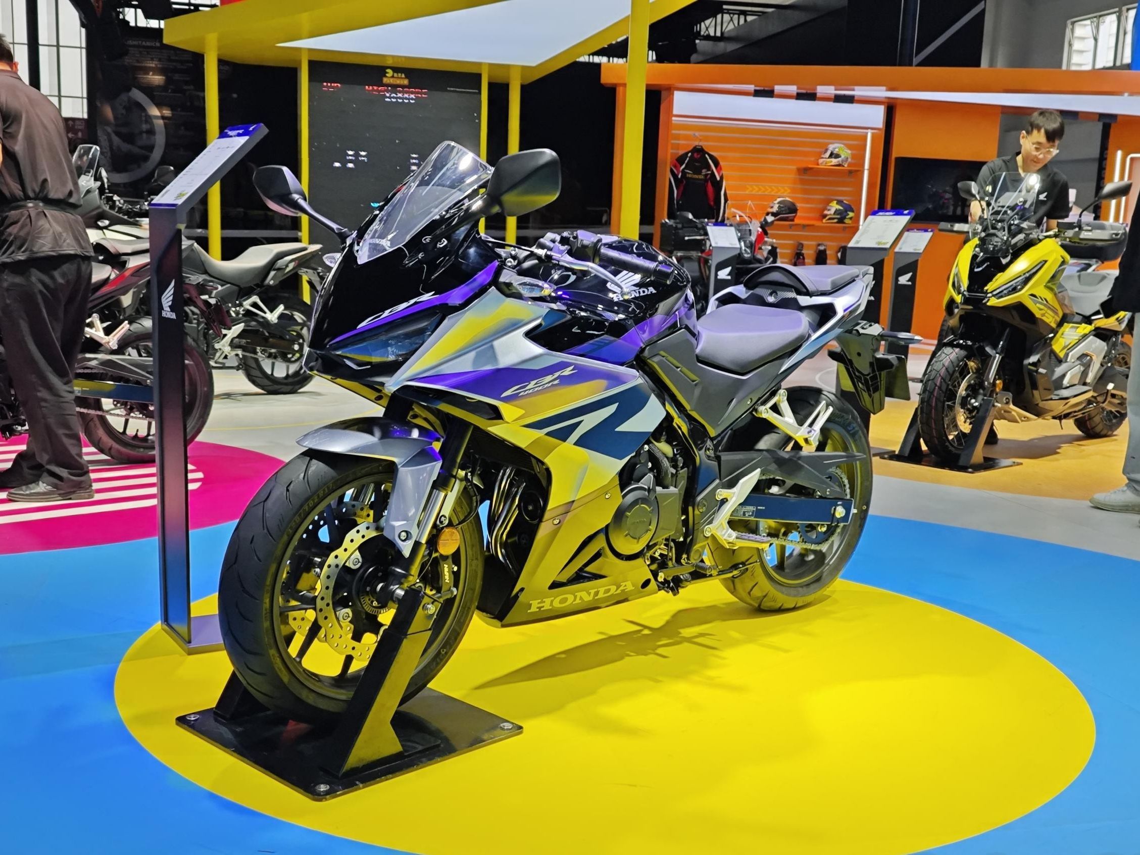 [北京摩展]新款HONDA CBR400R 全球首发，这配色是有多亮眼8019|小老婆汽機車資訊網