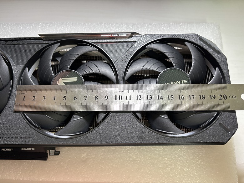 「只靠幀生成的 RTX 4070 Super Plus Max」技嘉 RTX 5070 Gaming OC 12G5476|小老婆汽機車資訊網