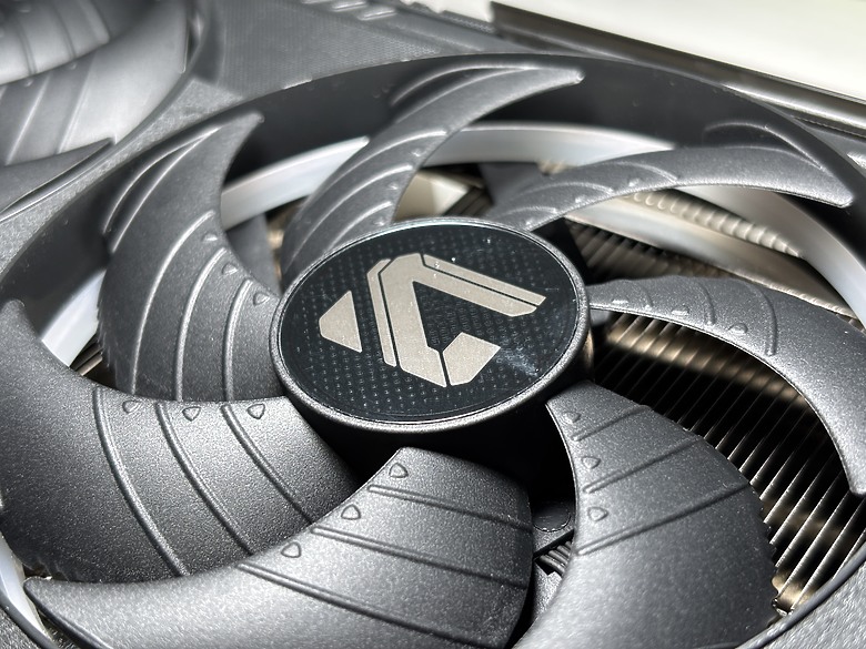 「只靠幀生成的 RTX 4070 Super Plus Max」技嘉 RTX 5070 Gaming OC 12G3256|小老婆汽機車資訊網