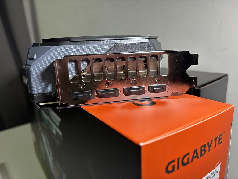 「只靠幀生成的 RTX 4070 Super Plus Max」技嘉 RTX 5070 Gaming OC 12G5456|小老婆汽機車資訊網