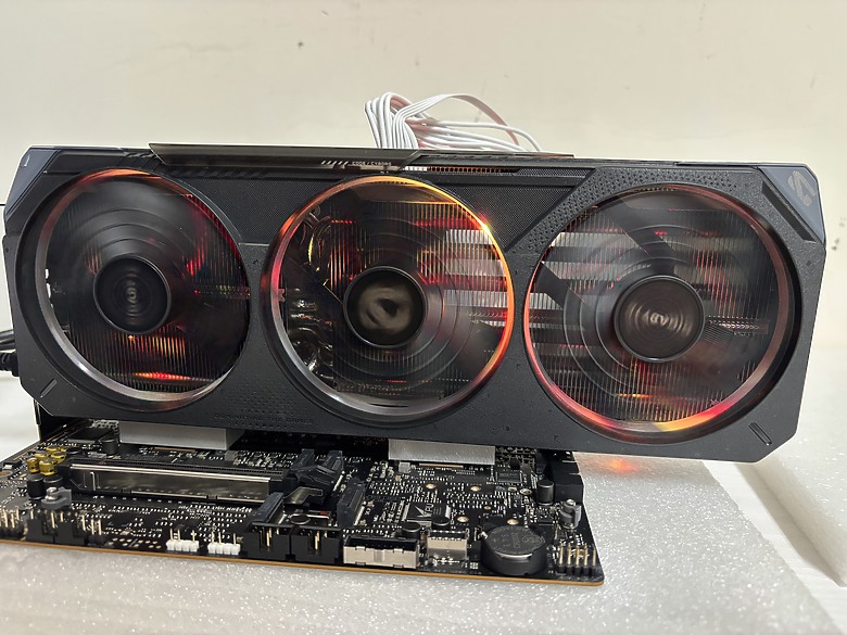 「只靠幀生成的 RTX 4070 Super Plus Max」技嘉 RTX 5070 Gaming OC 12G2253|小老婆汽機車資訊網