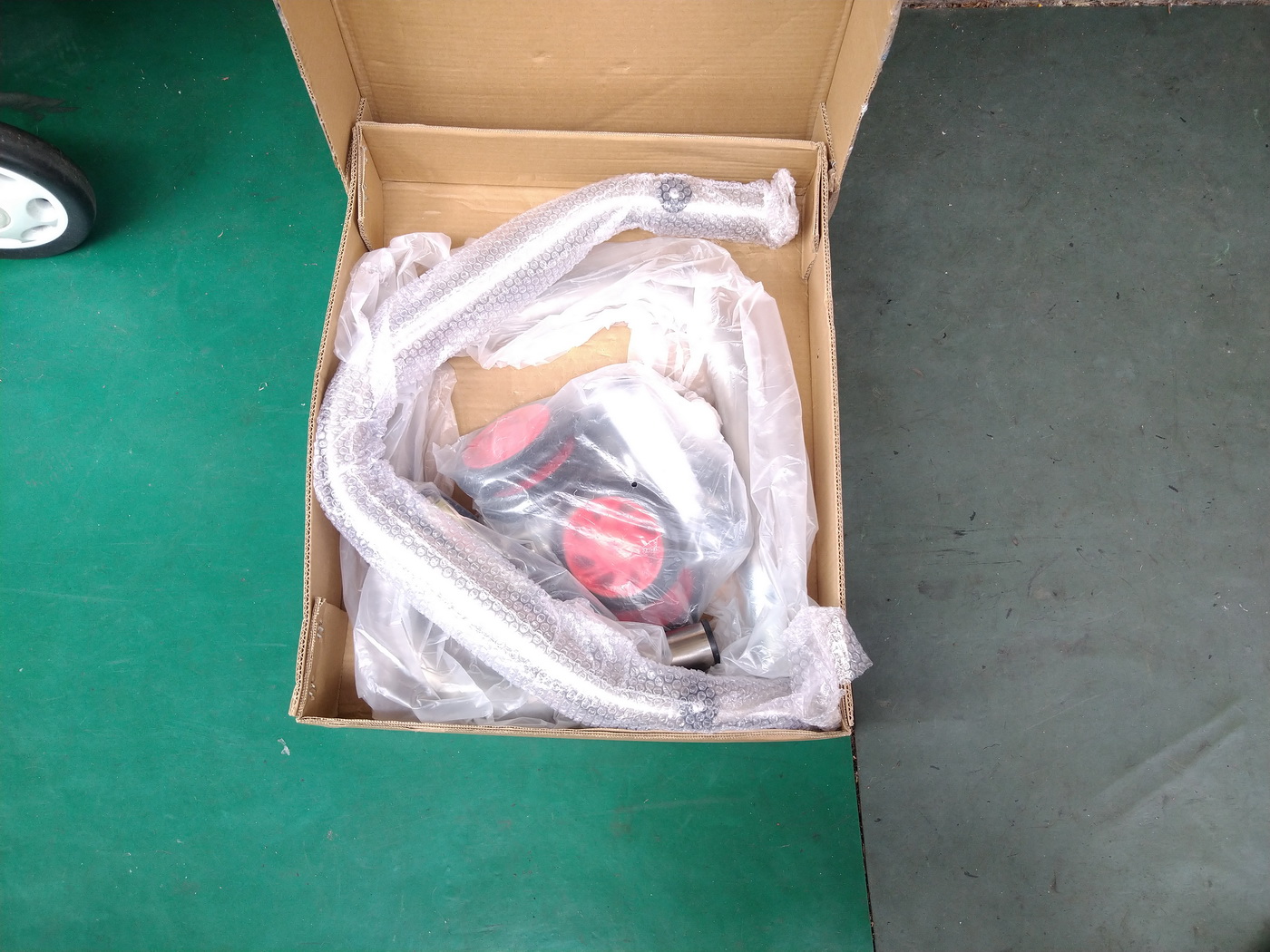 開箱新買的駐車架及手動升降台，讓修車更便利7874|小老婆汽機車資訊網