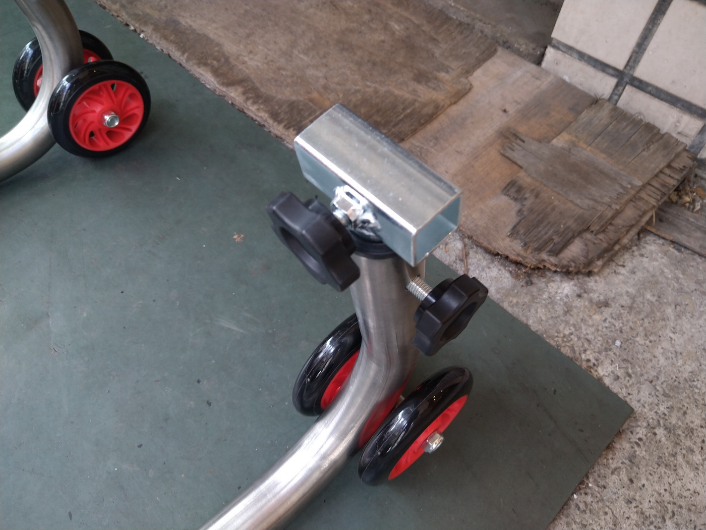 開箱新買的駐車架及手動升降台，讓修車更便利4428|小老婆汽機車資訊網