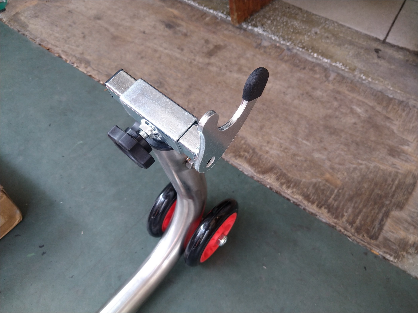 開箱新買的駐車架及手動升降台，讓修車更便利7310|小老婆汽機車資訊網