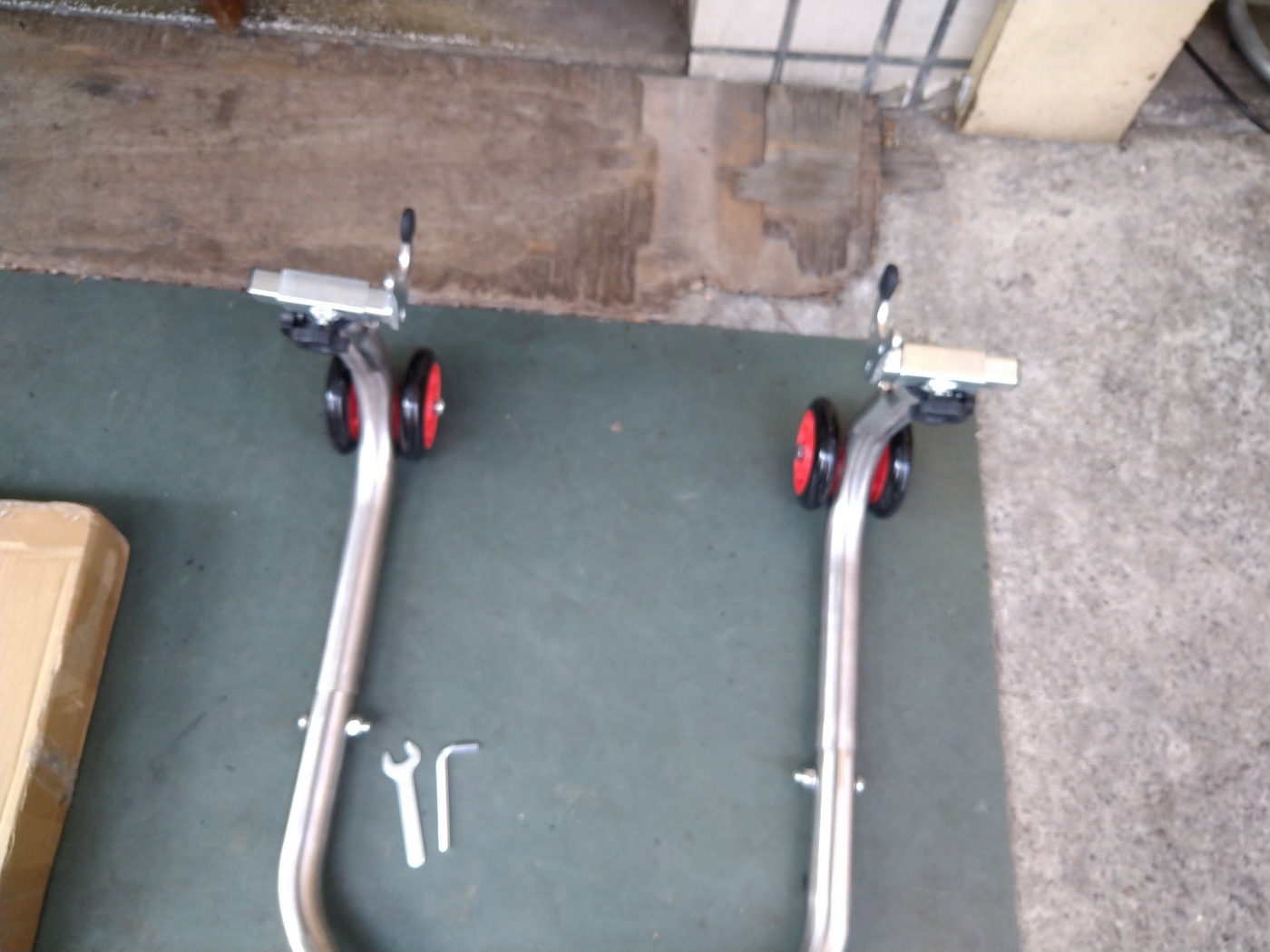 開箱新買的駐車架及手動升降台，讓修車更便利882|小老婆汽機車資訊網