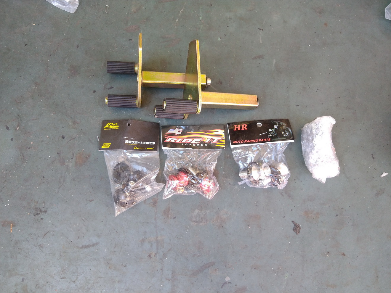 開箱新買的駐車架及手動升降台，讓修車更便利9900|小老婆汽機車資訊網