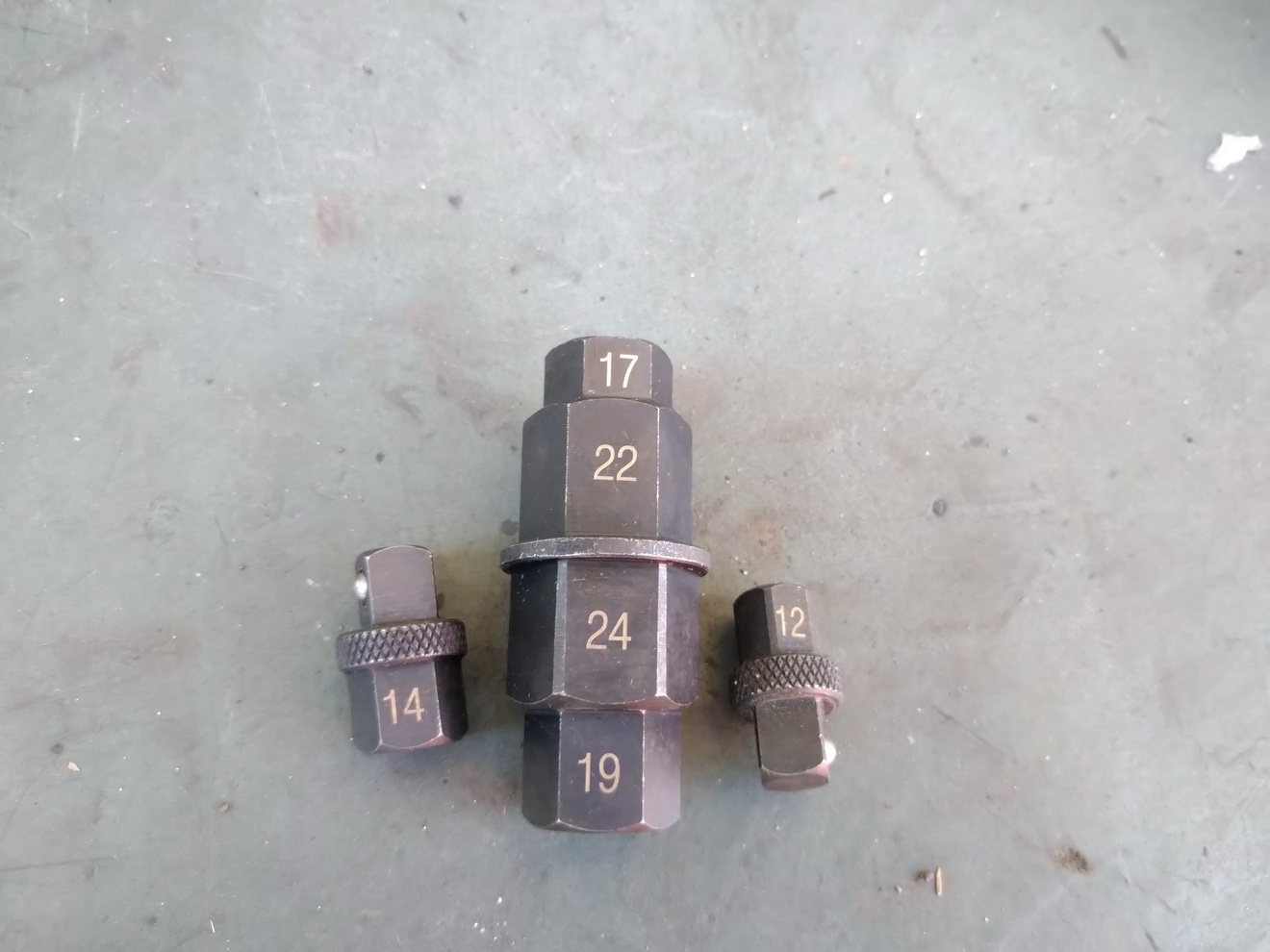 開箱新買的駐車架及手動升降台，讓修車更便利5506|小老婆汽機車資訊網