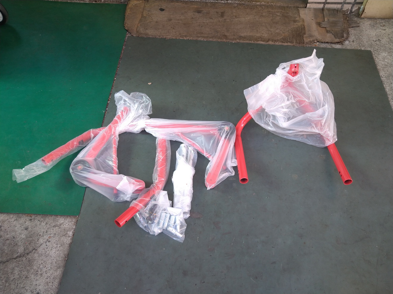 開箱新買的駐車架及手動升降台，讓修車更便利2383|小老婆汽機車資訊網