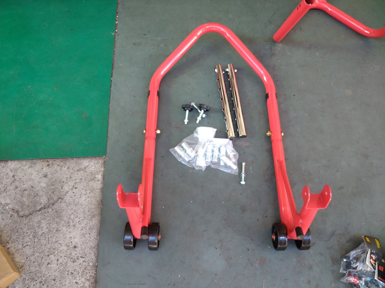 開箱新買的駐車架及手動升降台，讓修車更便利7856|小老婆汽機車資訊網