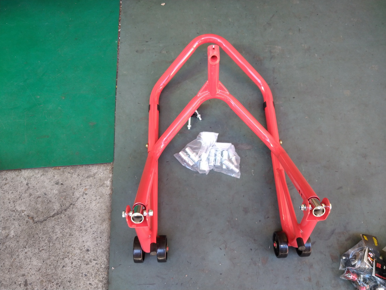 開箱新買的駐車架及手動升降台，讓修車更便利5325|小老婆汽機車資訊網