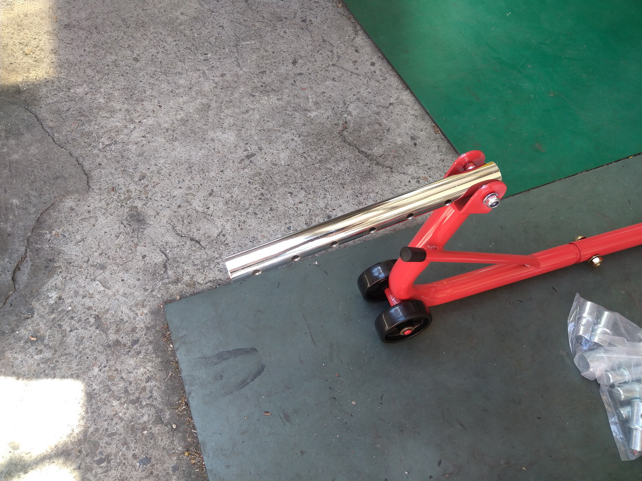 開箱新買的駐車架及手動升降台，讓修車更便利6428|小老婆汽機車資訊網
