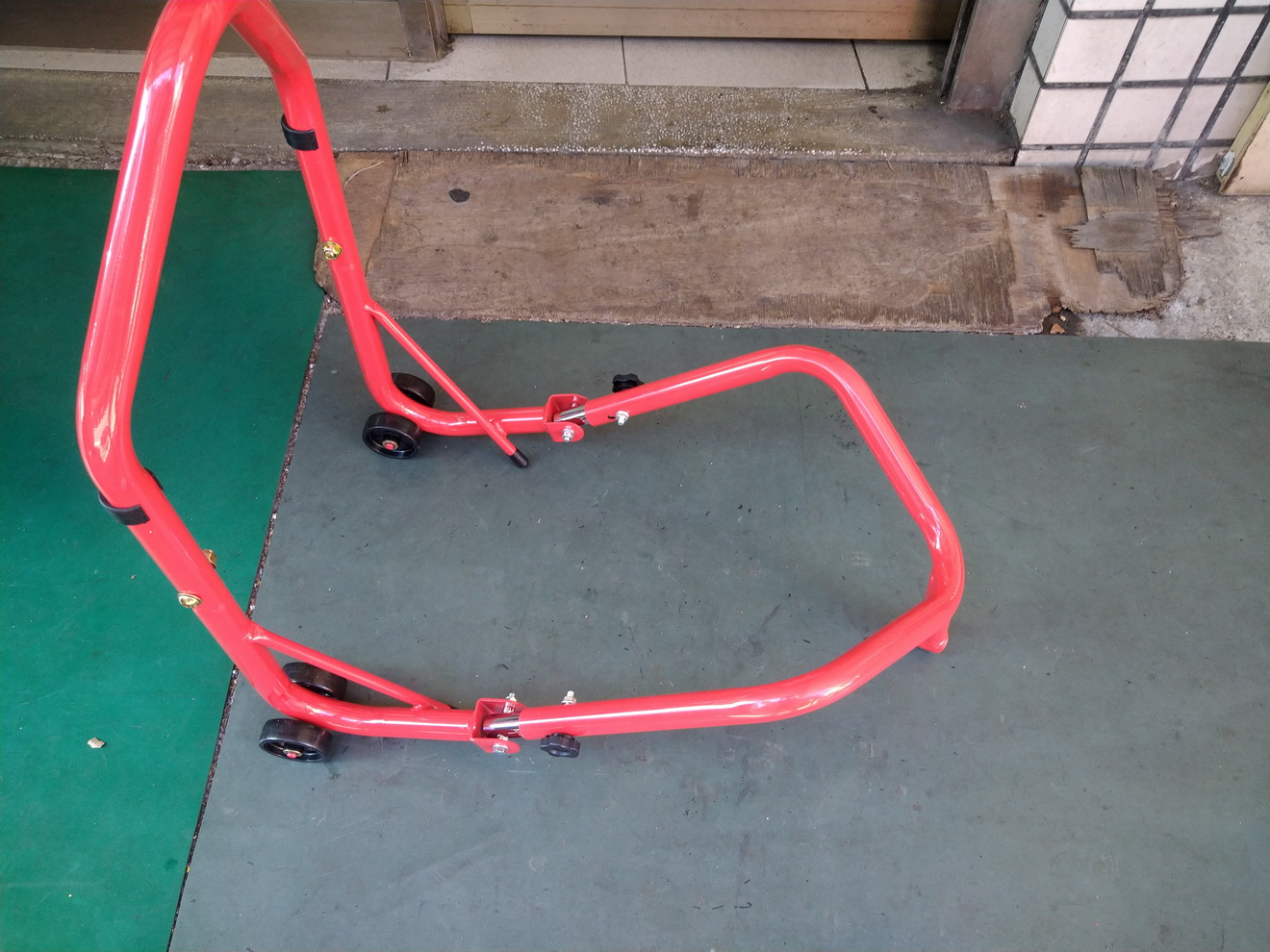 開箱新買的駐車架及手動升降台，讓修車更便利2258|小老婆汽機車資訊網