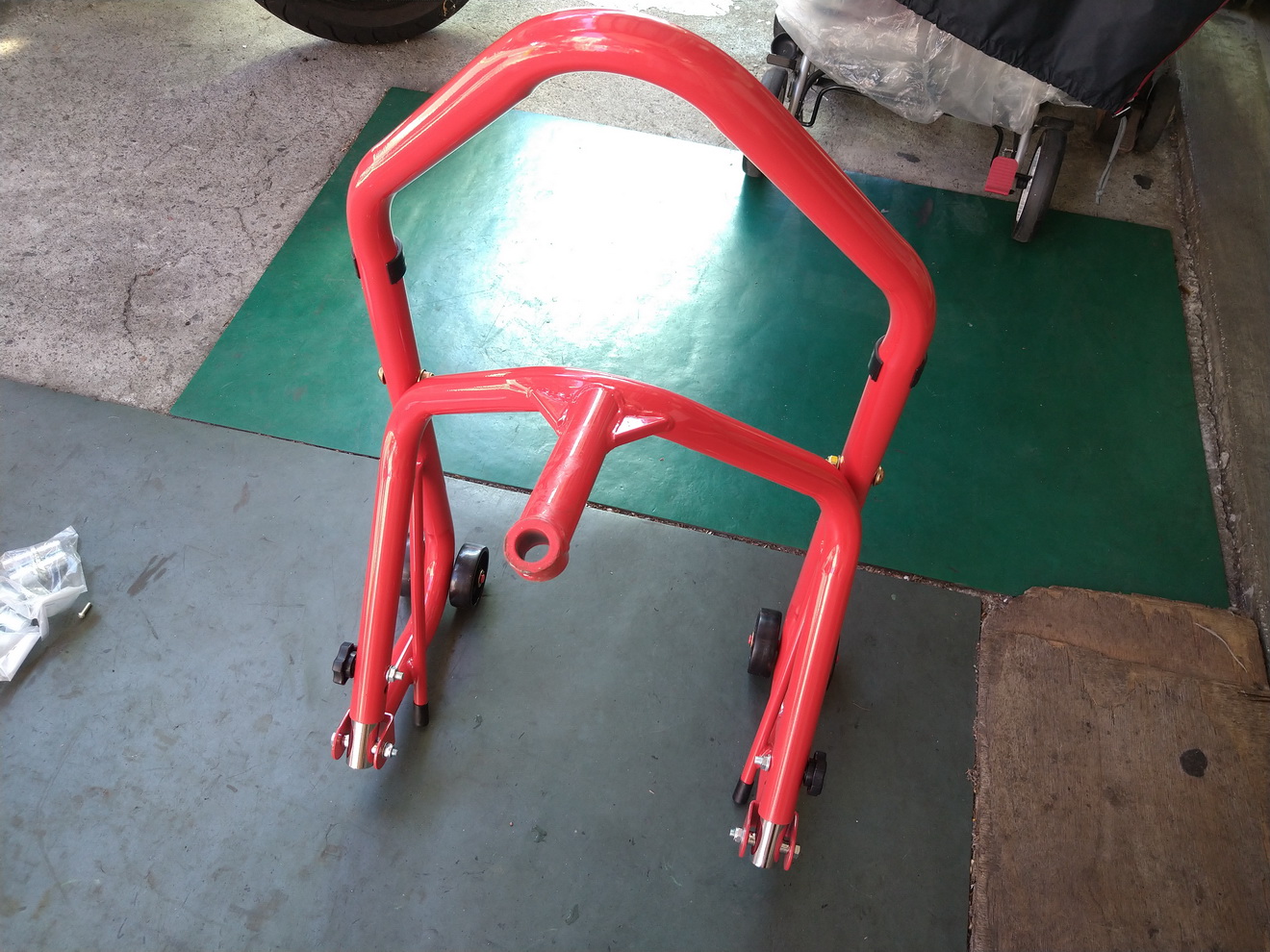 開箱新買的駐車架及手動升降台，讓修車更便利8800|小老婆汽機車資訊網