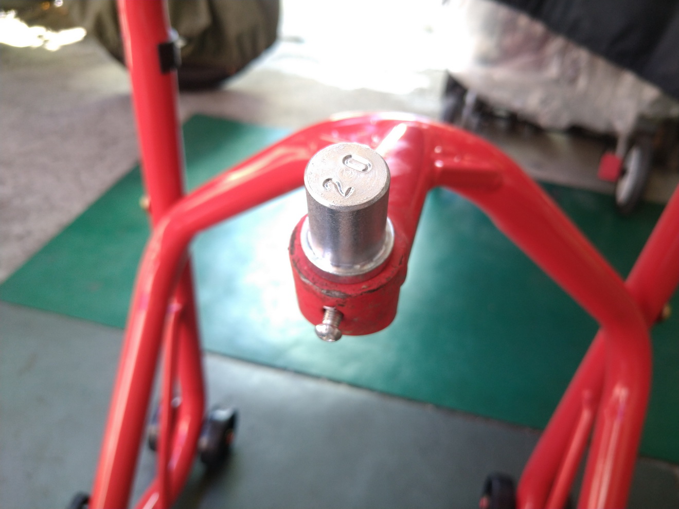 開箱新買的駐車架及手動升降台，讓修車更便利9986|小老婆汽機車資訊網