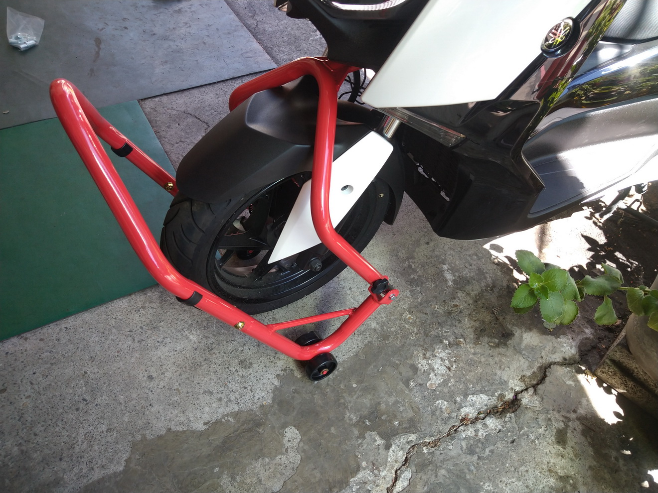 開箱新買的駐車架及手動升降台，讓修車更便利158|小老婆汽機車資訊網