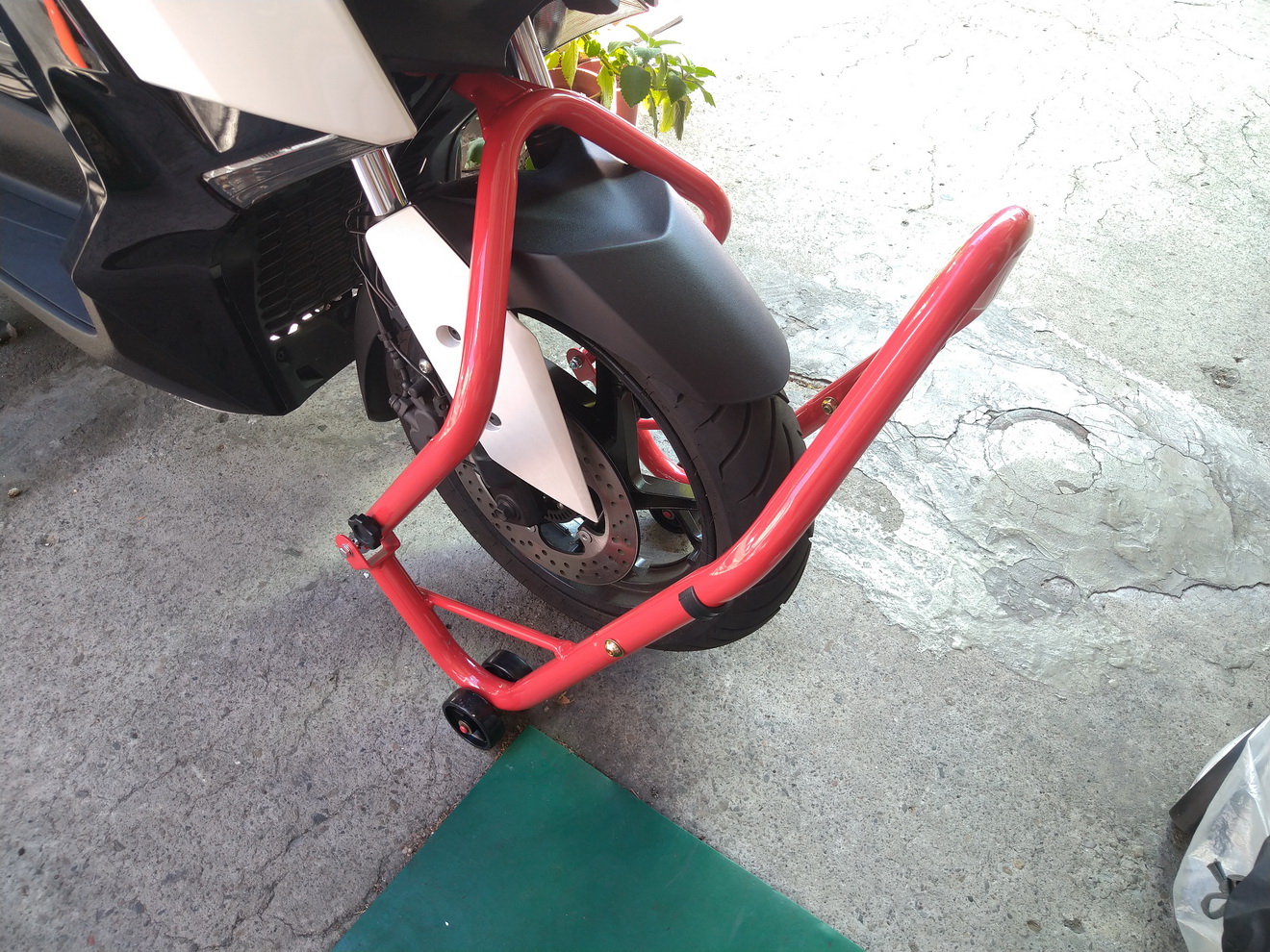 開箱新買的駐車架及手動升降台，讓修車更便利6639|小老婆汽機車資訊網