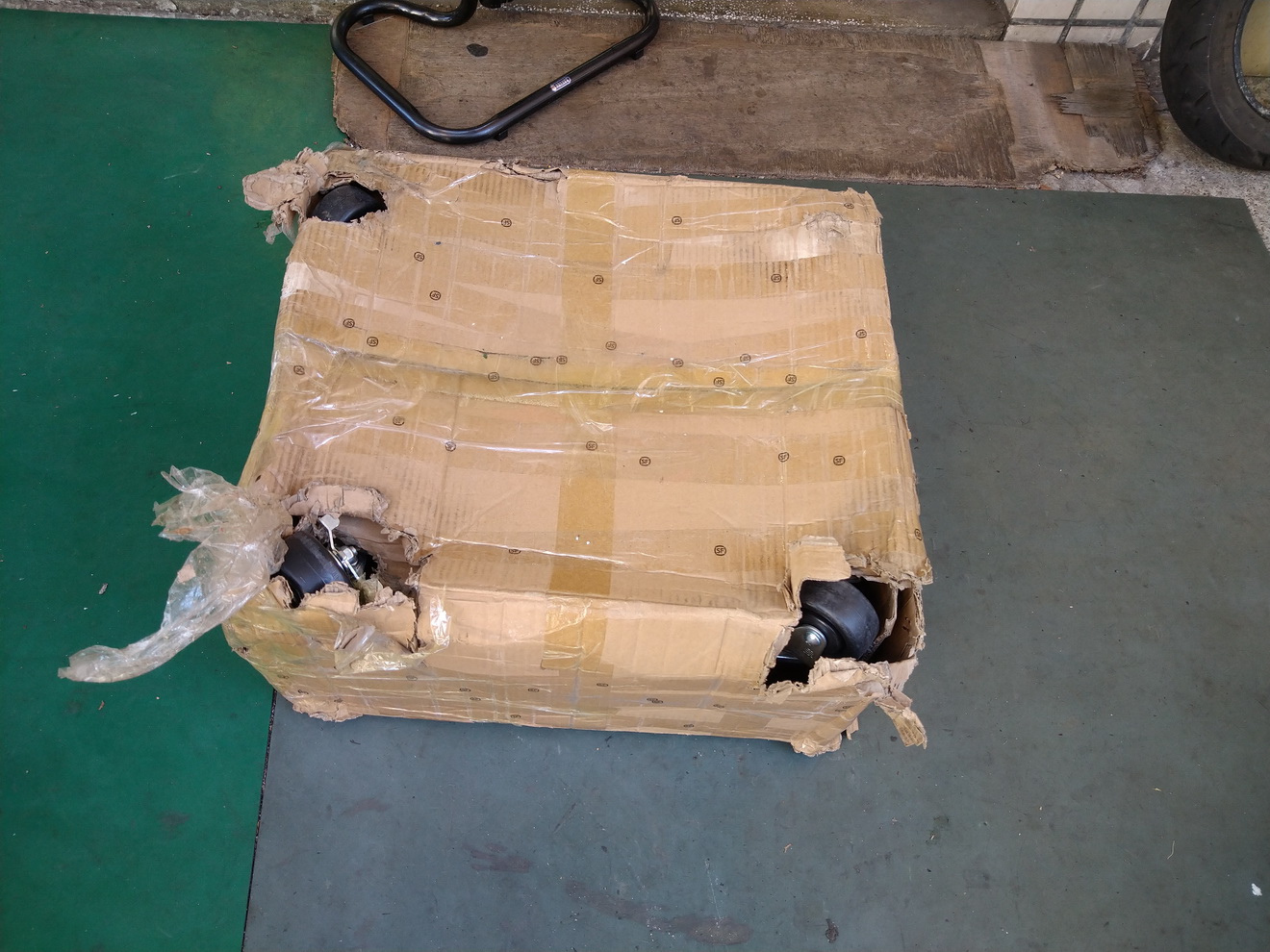 開箱新買的駐車架及手動升降台，讓修車更便利2773|小老婆汽機車資訊網
