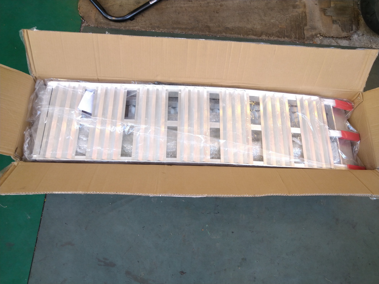 開箱新買的駐車架及手動升降台，讓修車更便利1279|小老婆汽機車資訊網