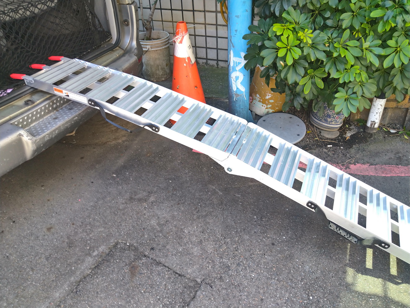 開箱新買的駐車架及手動升降台，讓修車更便利6747|小老婆汽機車資訊網