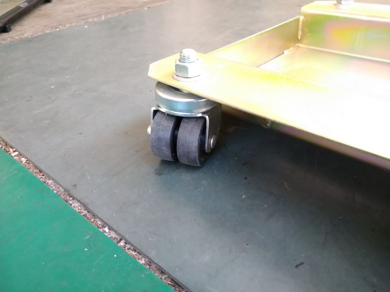 開箱新買的駐車架及手動升降台，讓修車更便利668|小老婆汽機車資訊網