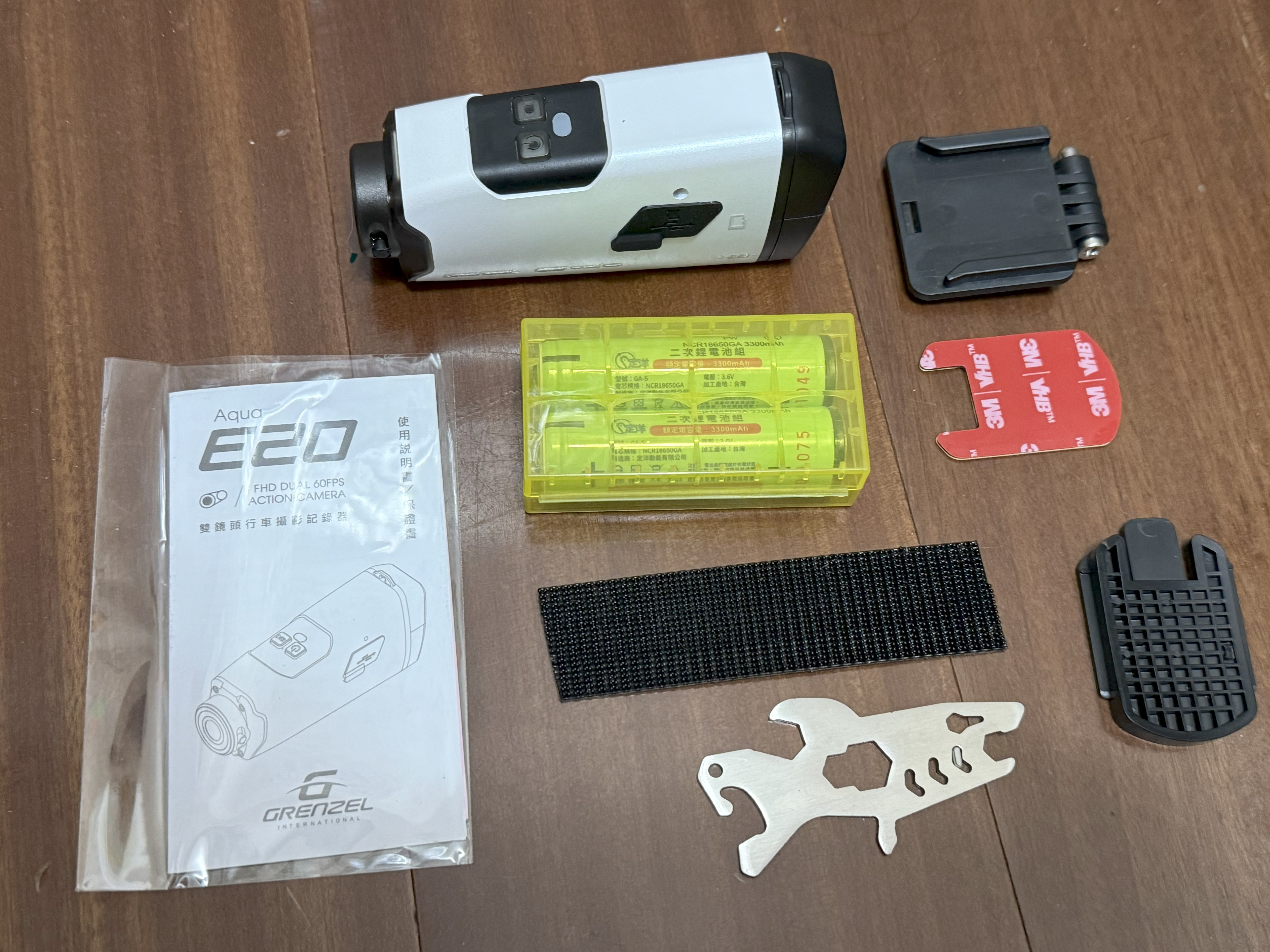 雲創 E20 前後雙鏡頭(白) 頭戴式行車紀錄器 開箱7949|小老婆汽機車資訊網