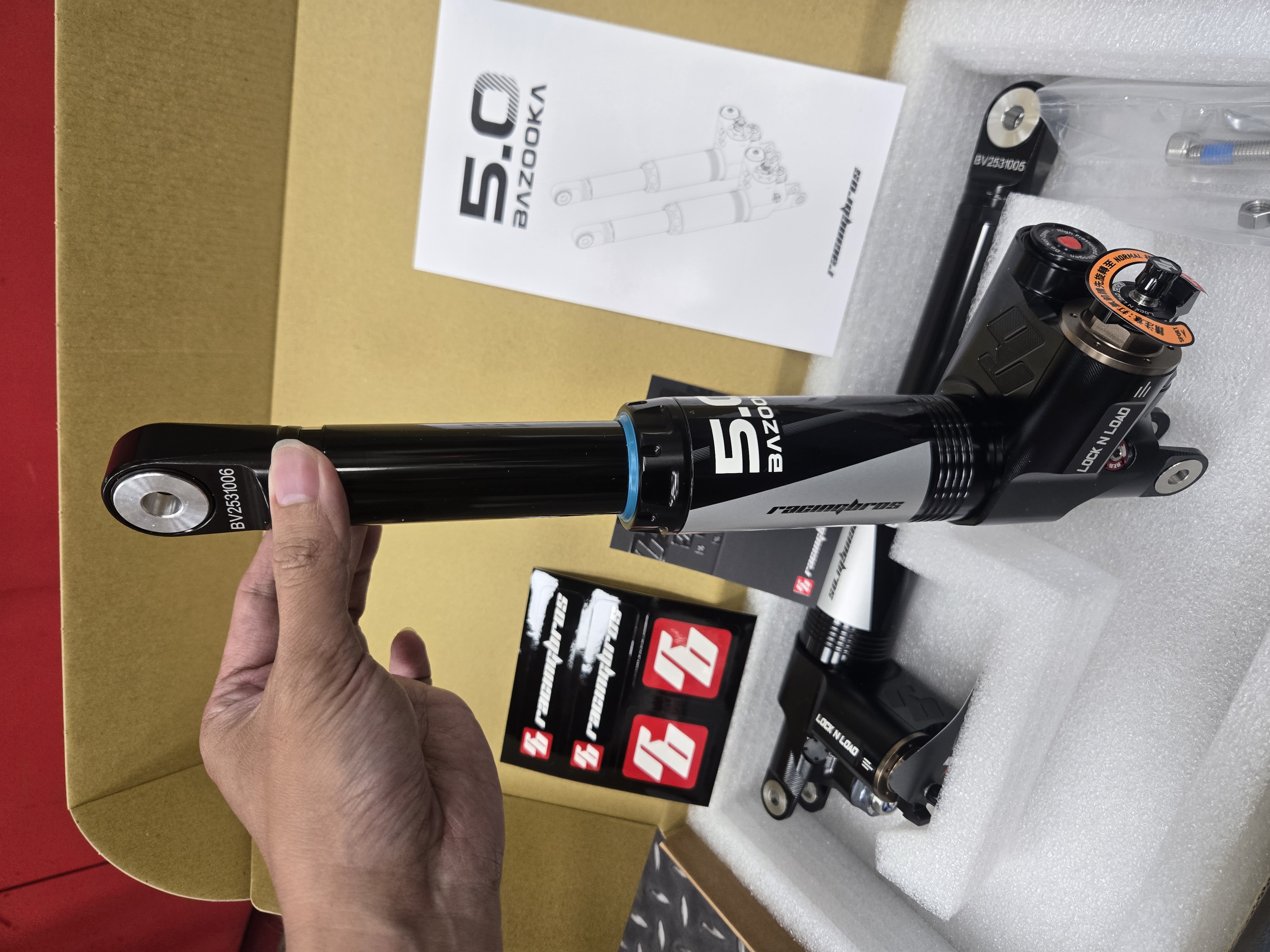 【開箱】 RacingBros 2025 Bazooka 5.0 全新進化完全體7320|小老婆汽機車資訊網